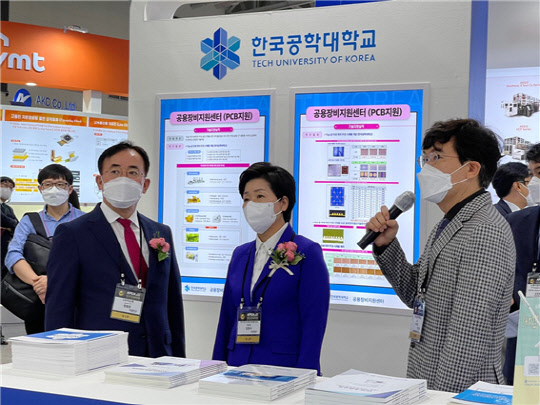 지난달 열린 KPCAShow 2022 한국공대 부스를 방문한 정철동 KPCA협회장과 양향자 의원.<한국공대 제공>